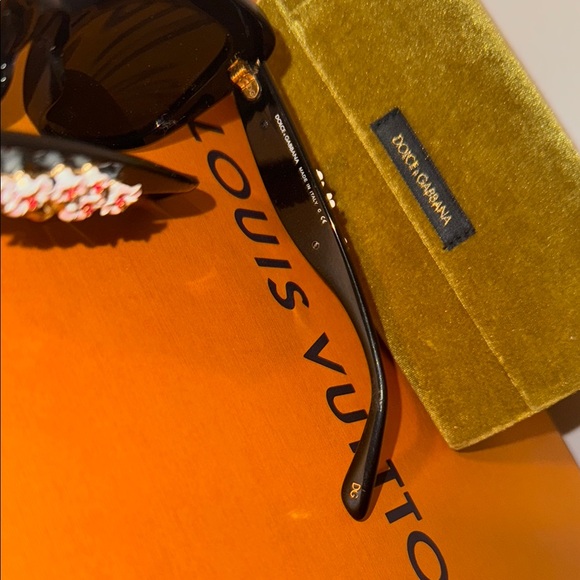 Dolce & Gabbana Black Sunglasses perfect condition!! - Picture 3 of 4